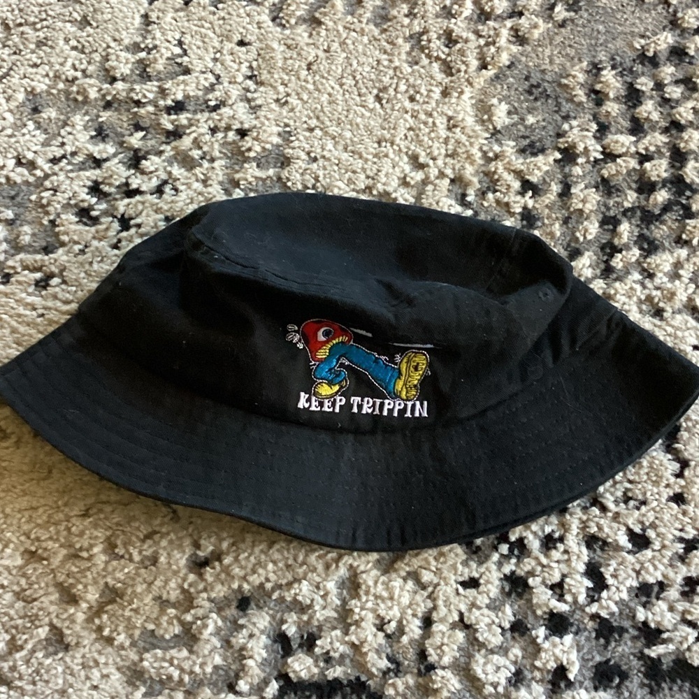 No Hours “Keep Trippin” bucket hat
SZ one size fits most